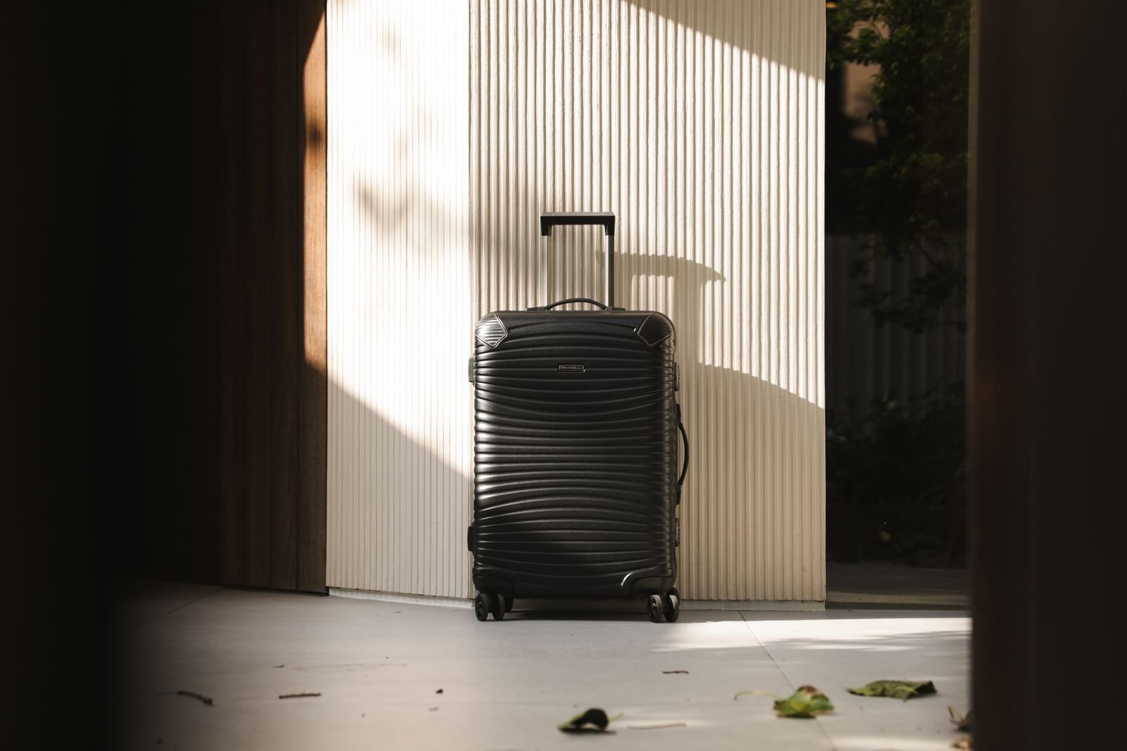 EXting Carry-on 20″ — carbon fiber shell, hard raking light